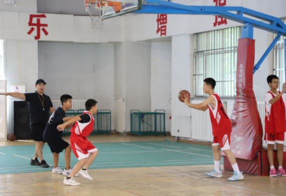 赛场跳动的身影学校操场上练习的孩子一起构成最生动的城市画