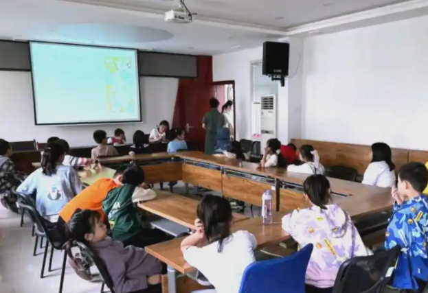 把勇于奋斗敢于贡献的体育精力作为推进教育继续进步的动力基